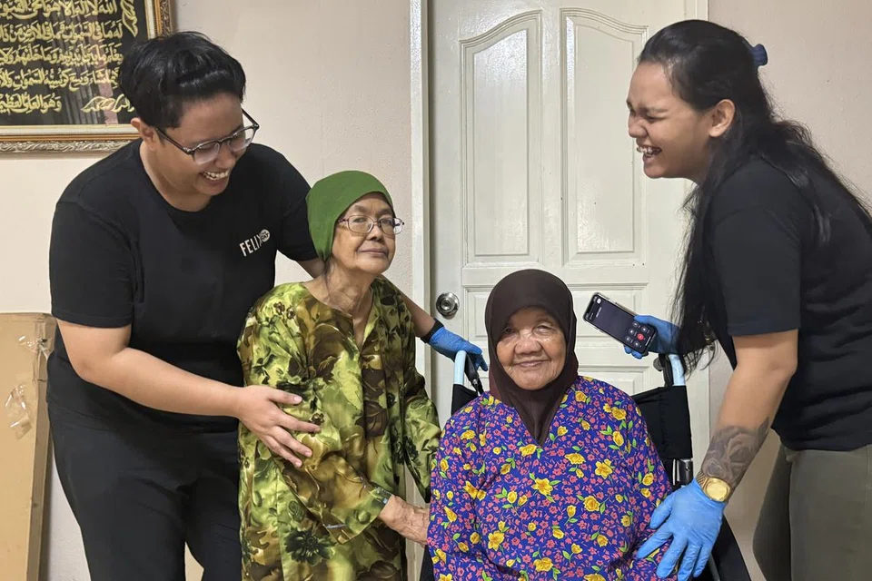 MEMBANTU SECARA IKHLAS: Cik Fazera Ahmad, 28 tahun, (paling kiri) dan Cik Dewi Zurishka 32 tahun (paling kanan) mahu membantu atas dasar perikemanusiaan. 