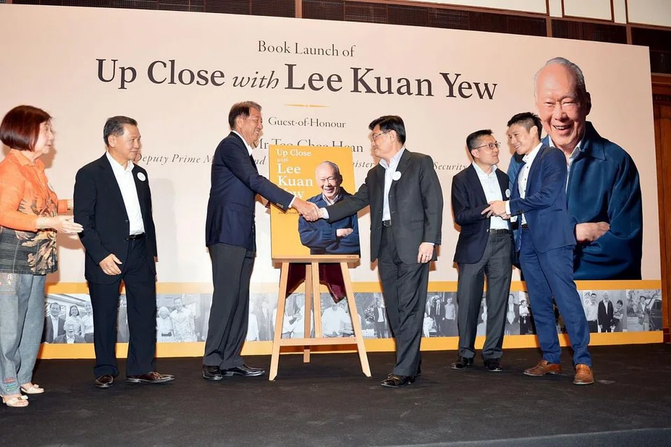 PERINGATI ENCIK LEE: DPM Teo (tiga dari kiri) dan Encik Heng (tiga dari kanan) di pelancaran buku Up Close with Lee Kuan Yew di Galeri Nasional Singapura malam tadi. - Foto M.O. SALLEH