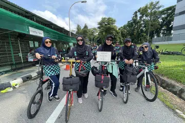 SOKONG USAHA MURNI: Cik Rosnani Jamil (tengah) bersama empat rakan beliau mengambil bahagian dalam acara Ride for A Cause yang dianjurkan bagi meningkatkan kesedaran tentang penyakit barah, terutamanya dalam aspek saringan awal barah.