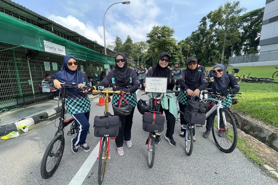 SOKONG USAHA MURNI: Cik Rosnani Jamil (tengah) bersama empat rakan beliau mengambil bahagian dalam acara Ride for A Cause yang dianjurkan bagi meningkatkan kesedaran tentang penyakit barah, terutamanya dalam aspek saringan awal barah.