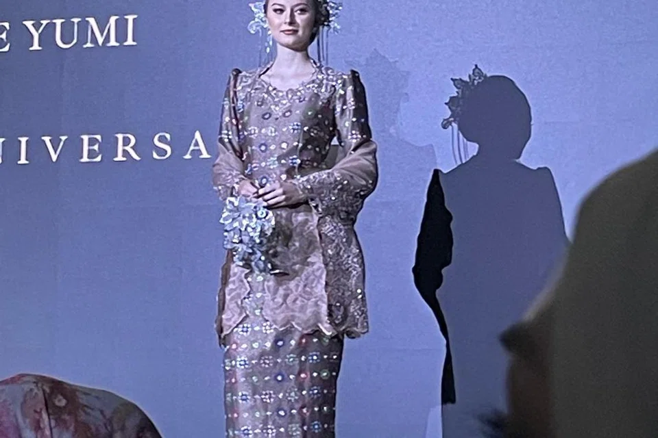 Koleksi songket WLY yang polos tetapi klasik.