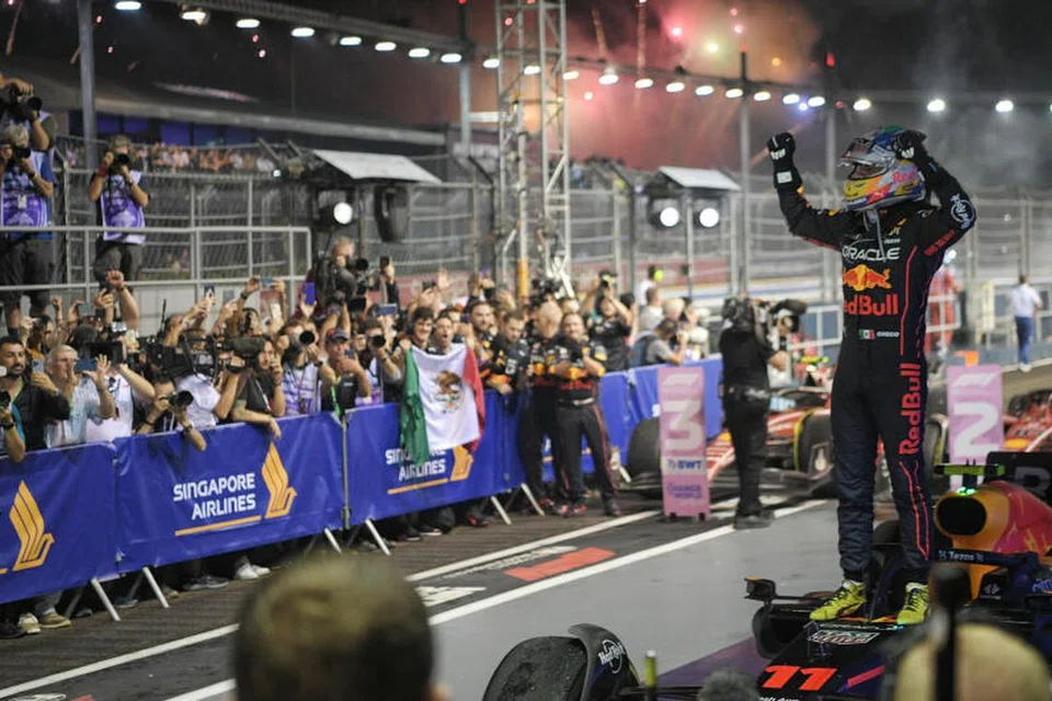 PESAING TERDEKAT: Pemandu Red Bull, Sergio Perez memenangi perlumbaan Grand Prix Singapura di Litar Jalanan Marina Bay pada 2022. 