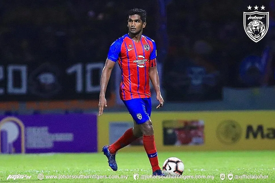 BAKAL BERAKSI: Shakir, (atas) Hariss dan Aidil adalah tiga anak watan Singapura yang bakal beraksi dalam perlawanan akhir Piala Malaysia antara Kedah FA dengan Johor Darul Ta'zim esok di Stadium Bukit Jalil. - Foto FA KEDAH, JOHOR SOUTHERN TIGERS/FACEBOOK