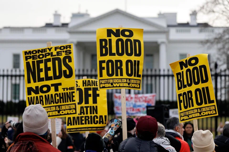 Penunjuk perasaan berkumpul di luar Rumah Putih untuk membantah campur tangan ketenteraan AS di Venezuela, pada 3 Januari.