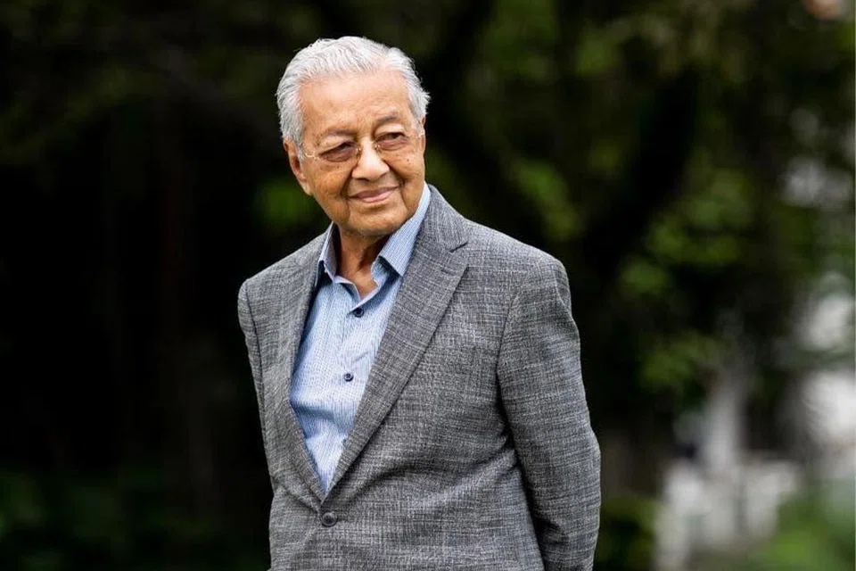 Tun Dr Mahathir Mohamad, Perdana Menteri Malaysia dua kali masih sihat dan aktif walaupun usianya mencapai satu abad pada 10 Julai 2025.