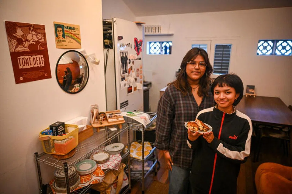 Cik Qays Zara (kiri) dari Politeknik Republik (RP) dan Cik Aesha Patel dari Politeknik Singapura (SP), kedua-duanya 17 tahun, bersahabat sejak sekolah menengah. Mereka telah membuka kafe yang dinamakan Siësta, di 41 Sultan Gate pada September 2023.