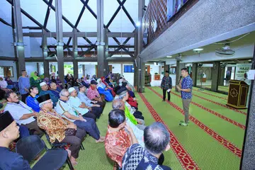 BERI SEMANGAT: Speaker Parlimen, Encik Tan Chuan-Jin, berucap kepada para jemaah haji, yang tinggal di kawasan Marine Parade dan keluarga mereka dalam satu acara mengucapkan selamat tinggal besar-besaran untuk golongan itu di Masjid Darul Aman pada Sabtu.