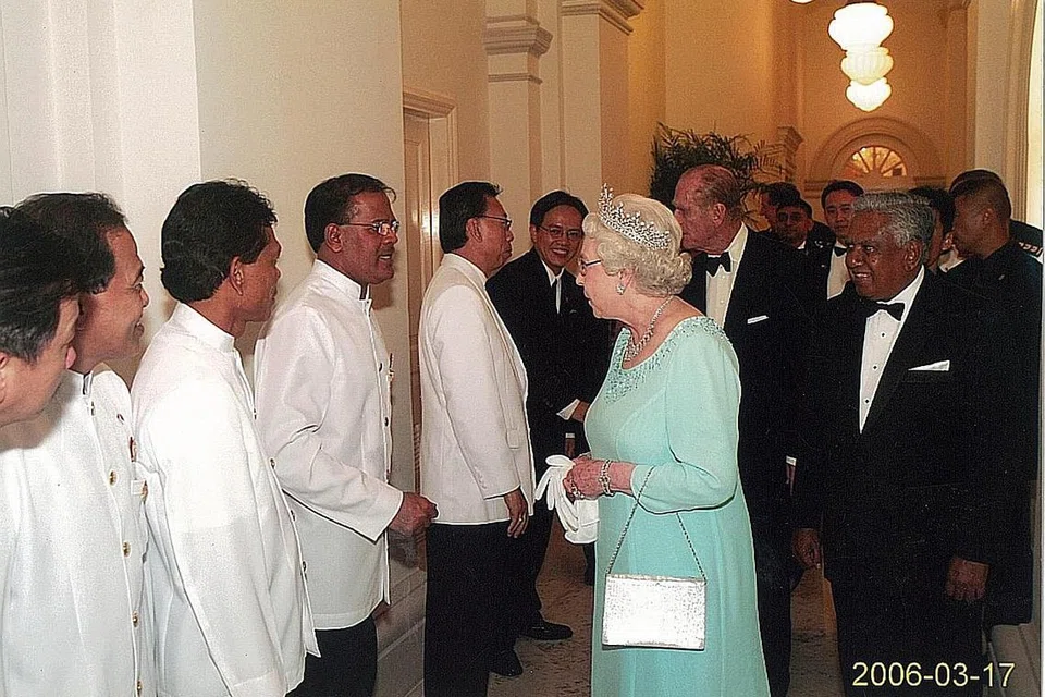 DETIK YANG TIDAK DAPAT DILUPAKAN: Encik Ismail (dua dari kiri) bertemu dengan Ratu Elizabeth (tengah) semasa lawatannya ke Istana pada 2006. Ketika itu, mendiang Encik S R Nathan (kanan) menjadi presiden negara ini. - Foto ihsan ISMAIL ABDUL GHANI 