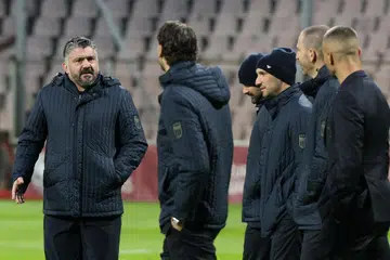 Jurulatih pasukan bola sepak Italy, Gennaro Gattuso (kiri) dan pegawai bola sepak negara itu meneliti keadaan padang di sebuah stadium di Bosnia pada 30 Mac 2026.