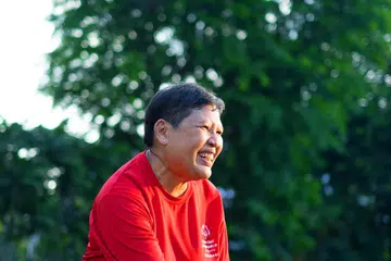 Cik Suriani Soo
Cik Suriani, 65 tahun, telah menjadi ketua jurulatih secara sukarela bersama pasukan Paralimpik Singapura sejak 1999. Daripada tugas mendamping kepada membuat pengumuman semasa acara, beliau terkesan dengan keazaman dan kebanggaan mereka. Beliau masih melatih sukan bocce setiap Sabtu, memperkaya kehidupan para atlit berkeperluan khas.