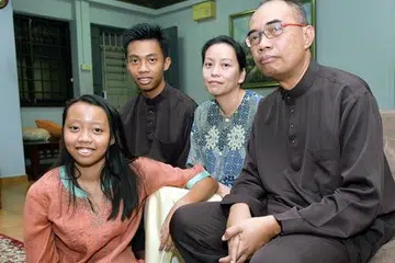 SOKONGAN KELUARGA: Kiria Tikanah (kiri) gembira mendapat sokongan padu keluarganya, (dari kanan), bapanya, Encik Abdul Rahman Ahmad; ibunya, Cik Nur Fithriah Ho; dan abangnya, Mikal Sipanah.