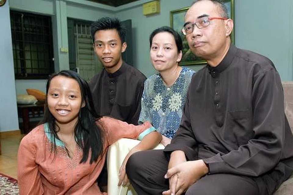 SOKONGAN KELUARGA: Kiria Tikanah (kiri) gembira mendapat sokongan padu keluarganya, (dari kanan), bapanya, Encik Abdul Rahman Ahmad; ibunya, Cik Nur Fithriah Ho; dan abangnya, Mikal Sipanah.