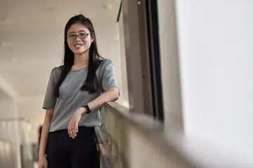 MENGUASAI BAHASA KETIGA: Cik Tan Yi Xuan mahasiswi paling cemerlang dalam bahasa Melayu dan telah menerima Hadiah Bahasa Melayu CLS. - Foto BH oleh LEE JIA WEN