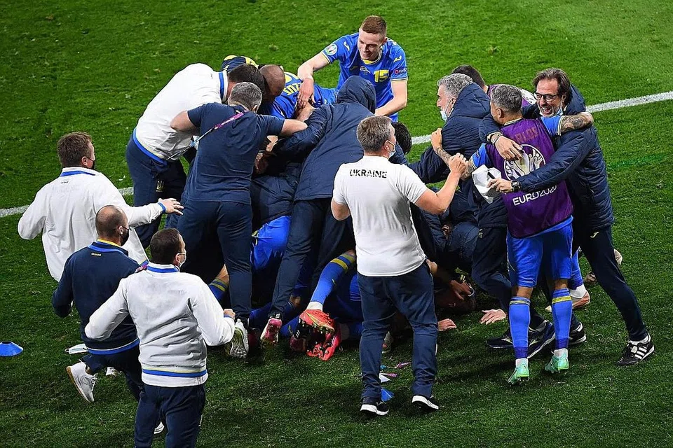 BAKAL BERTEMU ENGLAND: Pemain Ukraine meraikan kemenangan selepas mara ke peringkat suku akhir menewaskan Sweden 2-1 di Hampden Park, Glasgow. - Foto AFP 