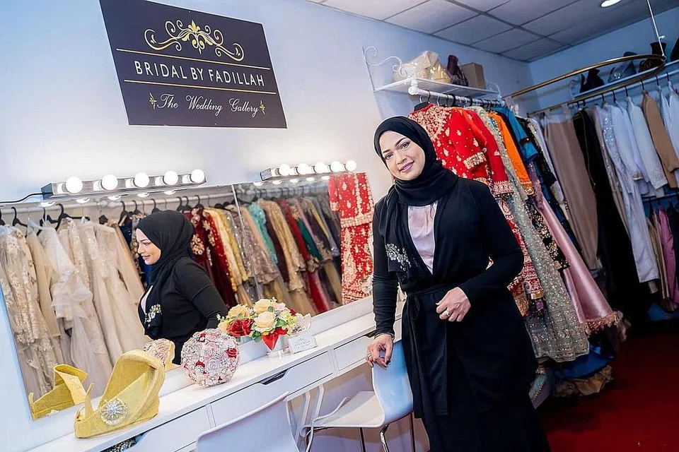 PELBAGAIKAN USAHA: Untuk penakatan dan terus mendekati pelanggan, Cik Fadillah memanfaatkan teknologi untuk jualan alat solek, walaupun keuntungannya sedikit. - Foto ihsan FADILLAH ABDUL LATIFF