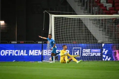 DETIK TIDAK DILUPAKAN: Penyerang Lion City Sailors, Shawal Anuar (kiri), meraikan golnya dalam perlawanan persahabatan berdepan Tottenham Hotspurs di Stadium Negara pada 26 Julai.