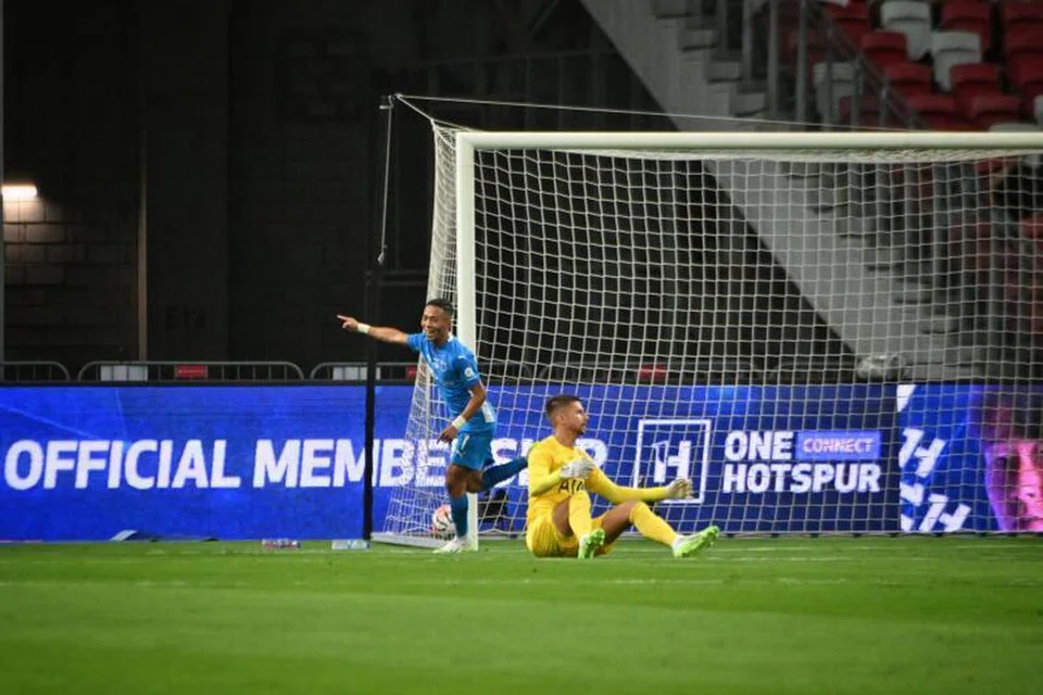 DETIK TIDAK DILUPAKAN: Penyerang Lion City Sailors, Shawal Anuar (kiri), meraikan golnya dalam perlawanan persahabatan berdepan Tottenham Hotspurs di Stadium Negara pada 26 Julai.