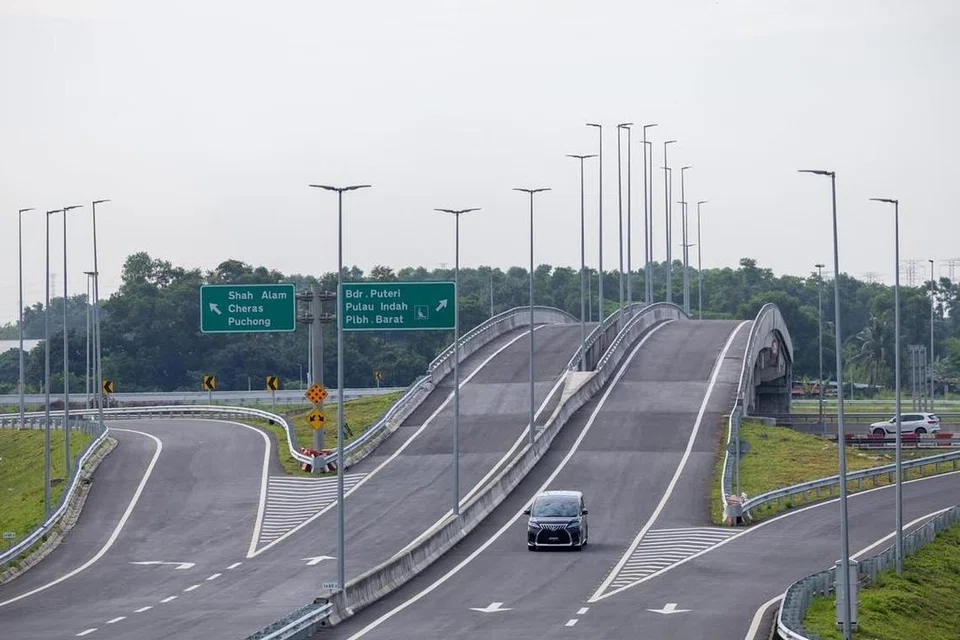 Seksyen 2 Lebuhraya Pesisiran Pantai Barat (WCE) di Klang, Selangor, mula dibuka kepada orang ramai pada 21 Januari. 