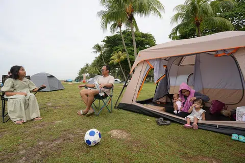 Encik Muhammad Badri Yahaya (dua dari kiri) dan keluarganya terpaksa mengubah rancangan berkhemah di pantai East Coast Park akibat kejadian tumpahan minyak.