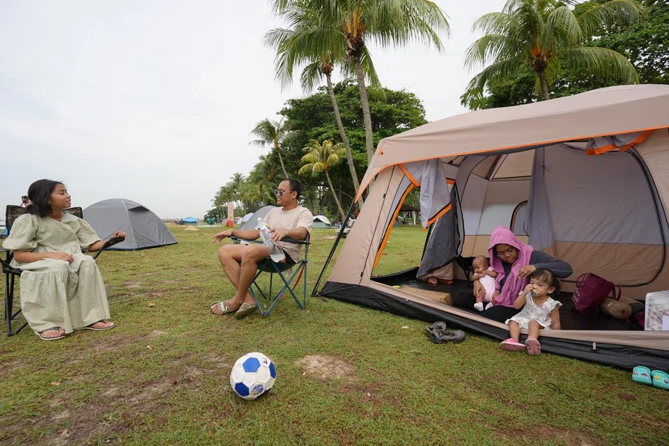 Encik Muhammad Badri Yahaya (dua dari kiri) dan keluarganya terpaksa mengubah rancangan berkhemah di pantai East Coast Park akibat kejadian tumpahan minyak.