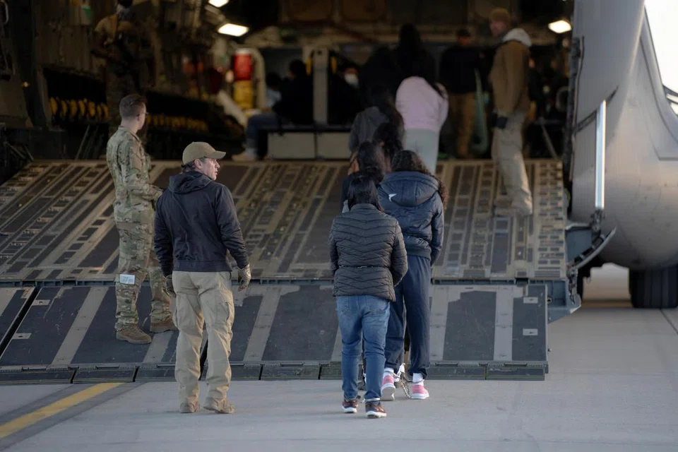 Ejen keselamatan Perlindungan Sempadan dan Kastam Amerika Syarikat mengarahkan sekumpulan migran yang ditahan untuk menaiki pesawat C-17 Globemaster III Tentera Udara A.S. bagi penerbangan pemindahan di Fort Bliss, Texas, Amerika pada 23 Januari 2025.