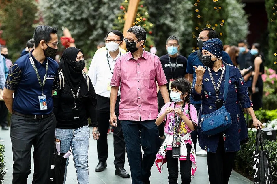 BANTU BANDUAN: Dr Faishal (depan, tiga dari kanan) menyertai sebuah acara keluarga anjuran Fitrah bagi benefisiarinya di Gardens By The Bay baru-baru ini. - Foto MUIS