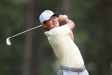 Pemain golf Singapura, Hiroshi Tai, membuat pukulan dari tee ke-15 semasa pusingan pertama Terbuka Amerika Syarikat di Pinehurst Resort.