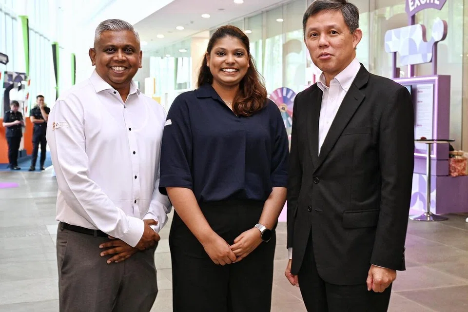 Menteri Penyelaras bagi Perkhidmatan Awam merangkap Menteri Pertahanan, Encik Chan Chun Sing (kanan) bersama penerima anugerah Transformasi Sektor Awam (PST), Penolong Pengarah Kanan (Siasatan Penipuan dan Kemalangan Kompleks) di Jabatan Pemeriksaan Keselamatan dan Kesihatan Pekerjaan, Encik Mohamed Haniffa Ibrahim (kiri) dan Penolong Pengarah (Jaminan) di Jabatan Ketua Akauntan (AGD), Cik Nazreen Banu Mohamed Nasir Khan (tengah).