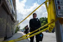 Gambar hiasan sedang polis di Chicago mengeluarkan keterangan tiada bukti menunjukkan suspek kenal dengan mana-mana mangsa dalam kejadian empat orang maut ditembak di dalam kereta api di bandar Chicago dan insiden  itu tiada kaitan dengan rompakan. Ia seolah-olah satu tindakan keganasan rambang.