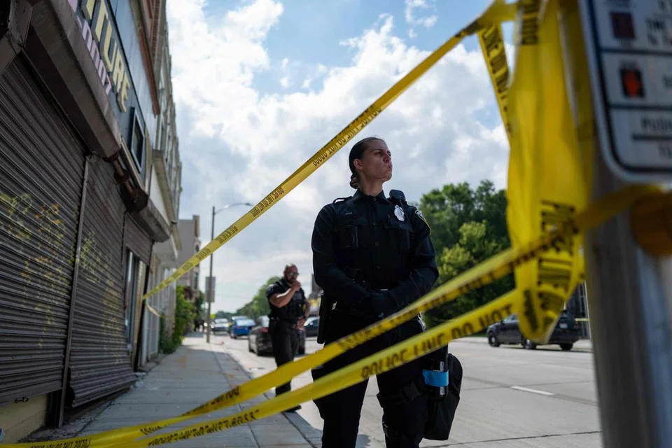 Gambar hiasan sedang polis di Chicago mengeluarkan keterangan tiada bukti menunjukkan suspek kenal dengan mana-mana mangsa dalam kejadian empat orang maut ditembak di dalam kereta api di bandar Chicago dan insiden  itu tiada kaitan dengan rompakan. Ia seolah-olah satu tindakan keganasan rambang.