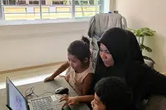 BELAJAR BERSAMA: Cik Ruzita Zainuddin, bersama dua orang anaknya menjalankan program tambahan pembelajaran oleh prasekolah My First Skool. - Foto ihsan oleh RUZITA ZAINUDDIN.