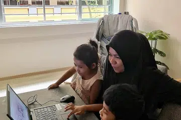 BELAJAR BERSAMA: Cik Ruzita Zainuddin, bersama dua orang anaknya menjalankan program tambahan pembelajaran oleh prasekolah My First Skool. - Foto ihsan oleh RUZITA ZAINUDDIN.