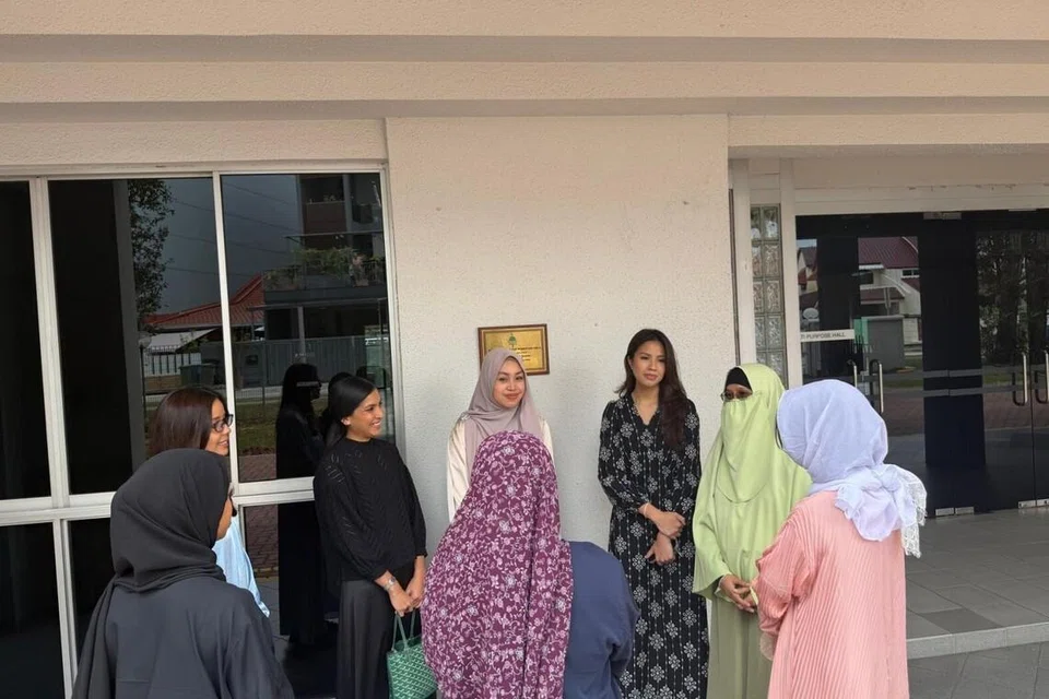 Pengasas Ladies Lounge bertemu dengan penghuni rumah tumpangan Pertapis semasa sesi latihan menjelang acara ‘Reflection and Renewal’, anjuran Ladies Lounge dengan kerjasama Pertapis, di mana para penghuni tersebut memimpin permainan kad.