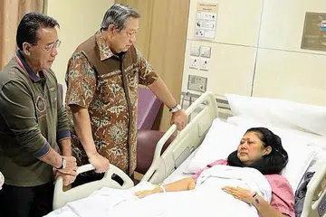 KEADAAN MANTAP: Cik Ani Yudhoyono yang kini dalam keadaan mantap, bersama suaminya, Dr Yudhoyono (tengah) dan mantan menteri, Encik Djoko Suyanto. - Foto TWITTER ANDI ARIEF