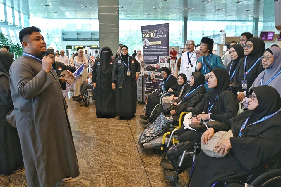 Muhammad Fadhli Travels & Tours menaja seramai 12 anggota Kumpulan Orang Cacat Singapura (KCMS) untuk mengerjakan umrah dari 7 hingga 15 Ogos. Pengarah urusan Muhammad Fadhli Travels & Tours, Ustaz Muhammad Fadhli Salib (kiri) memberi taklimat kepada jemaah semasa ingin berangkat di Terminal 1 pada 7 Ogos. 