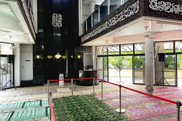 MENGGUNAKAN ALAT AUDIO SEMENTARA: Sistem audio dan alat pembesar suara sementara digunakan kerana sistem yang sedia ada sudah tidak dapat berfungsi dengan baik. - Foto-foto MASJID DARUL MAKMUR