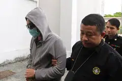 Mohd Firdaus (kiri) mengaku tidak bersalah di Mahkamah Sesyen di Kota Bharu pada 19 Mei terhadap dua tuduhan menerima suapan bernilai RM13,500 daripada seorang lelaki di Kampung Pak Blong Telong, dekat Bachok.