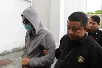 Mohd Firdaus (kiri) mengaku tidak bersalah di Mahkamah Sesyen di Kota Bharu pada 19 Mei terhadap dua tuduhan menerima suapan bernilai RM13,500 daripada seorang lelaki di Kampung Pak Blong Telong, dekat Bachok.