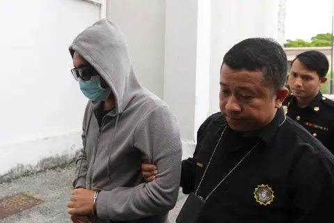 Mohd Firdaus (kiri) mengaku tidak bersalah di Mahkamah Sesyen di Kota Bharu pada 19 Mei terhadap dua tuduhan menerima suapan bernilai RM13,500 daripada seorang lelaki di Kampung Pak Blong Telong, dekat Bachok.