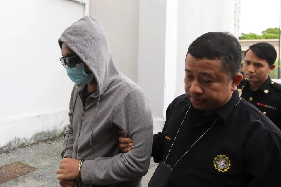 Mohd Firdaus (kiri) mengaku tidak bersalah di Mahkamah Sesyen di Kota Bharu pada 19 Mei terhadap dua tuduhan menerima suapan bernilai RM13,500 daripada seorang lelaki di Kampung Pak Blong Telong, dekat Bachok.