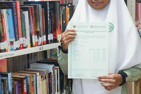 TERUS SEMANGAT: Walaupun sebelum ini beliau dari sekolah sekular, Nurzianah tetap berjaya menunjukkan prestasi cemerlang ketika beralih menuntut di Madrasah. - Foto MUIS