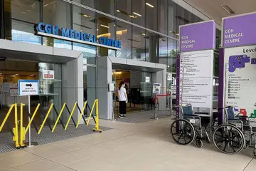 DIUJI POSITIF: Pekerja porter berkenaan tidak menunjukkan sebarang simptom dan dikesan apabila beliau diuji bagi Covid-19 pada Selasa lalu sebagai sebahagian daripada ujian rutin berjadual (RRT). - Foto BH oleh GAVIN FOO
