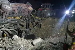 RAGUT DUA NYAWA: Sebuah roket jatuh di perkampungan Przewodow, Poland, malam kelmarin. - Foto REUTERS