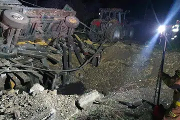 RAGUT DUA NYAWA: Sebuah roket jatuh di perkampungan Przewodow, Poland, malam kelmarin. - Foto REUTERS