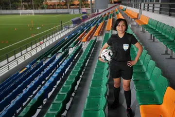 PENGADIL BOLA SEPAK BERI IMPAK BESAR DALAM HIDUP: Rohaidah mula berkecimpung dalam bidang pengadil bola sepak pada 2004 kerana ingin menambah pengetahuannya. Sepanjang perjalanan itu, beliau yakin ia memberi impak besar dalam hidupnya dari segi komitmen serta menjadi seorang yang lebih berdisiplin dan tegas, selain meningkatkan tahap kecekalannya. - Foto BH oleh GIN TAY
