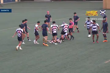 TENDANG: Seorang pemain Kelab Bola Sepak Ragbi Saints (jersi putih hitam) kelihatan menendang seorang pemain Kelab Ragbi Oldham (jersi biru gelap) ketika pemain Oldham itu rebah atas padang.