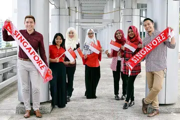 SAMBUTAN BERLAINAN: Wartawan yang telah membuat liputan NDP tahun ini, (dari kiri) Encik Hairianto Diman, Cik Ervina Mohd Jamil, Cik Siti Aisyah Nordin, Cik Shahida Sharhid, Cik Siti Rauzah Shamsuri, Cik Farah Mohd Rezal dan Encik Muhammad Fakhruradzi Ismail. Seorang lagi wartawan Cik Irma Khairunnisa Kamarudin tidak dalam gambar. - Foto IMAN ALIF