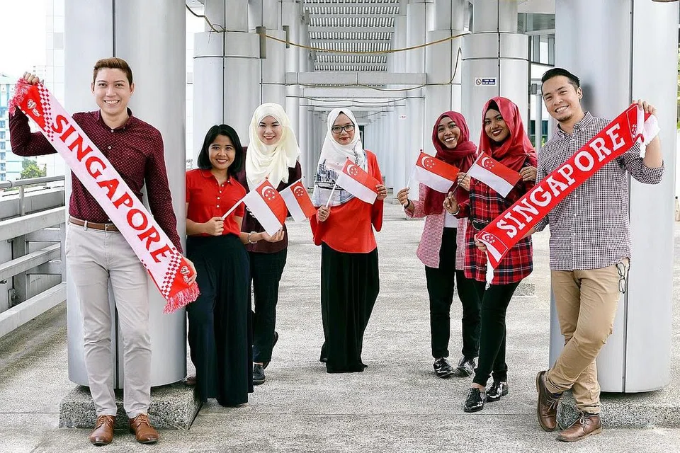SAMBUTAN BERLAINAN: Wartawan yang telah membuat liputan NDP tahun ini, (dari kiri) Encik Hairianto Diman, Cik Ervina Mohd Jamil, Cik Siti Aisyah Nordin, Cik Shahida Sharhid, Cik Siti Rauzah Shamsuri, Cik Farah Mohd Rezal dan Encik Muhammad Fakhruradzi Ismail. Seorang lagi wartawan Cik Irma Khairunnisa Kamarudin tidak dalam gambar. - Foto IMAN ALIF