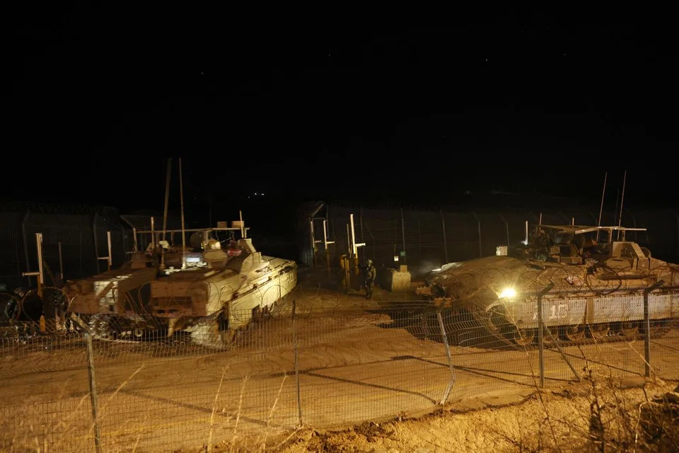 Tentera Israel melintasi pagar keselamatan ke zon penampan dengan Syria, berhampiran perkampungan Druze Majdal Shams, di Dataran Tinggi Golan yang dikuasai Israel, pada 8 Disember. Ketua Staf Umum Tentera Israel mengumumkan bahawa tentera telah mengerahkan pasukan untuk memperkukuhkan pertahanan di Dataran Tinggi Golan dan sempadan timur Israel dengan Syria.