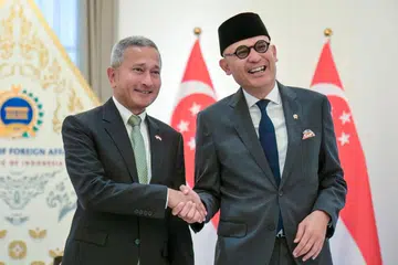 Menteri Ehwal Luar, Dr Vivian Balakrishnan (kiri), dan Menteri Luar Indonesia, Encik Arrmanatha Nasir, dalam sidang media bersama di Jakarta, Indonesia, pada 27 Oktober.